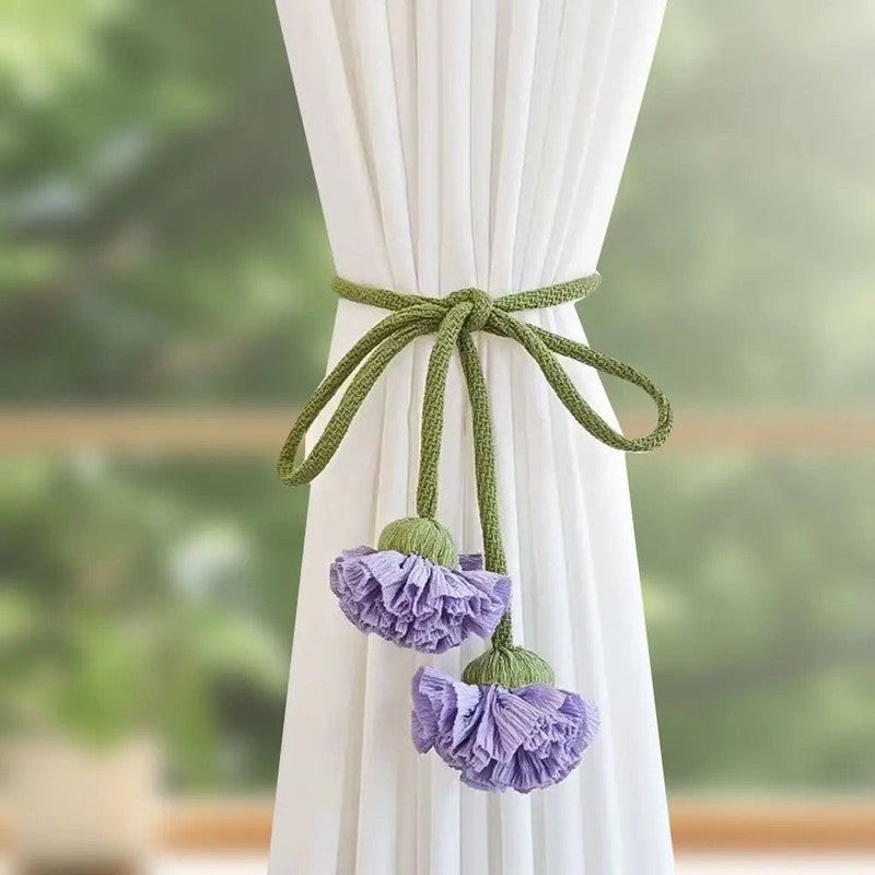 Embrasse elastique fleur crochet vert Florela posee sur rideau blanc MonUniversRideau