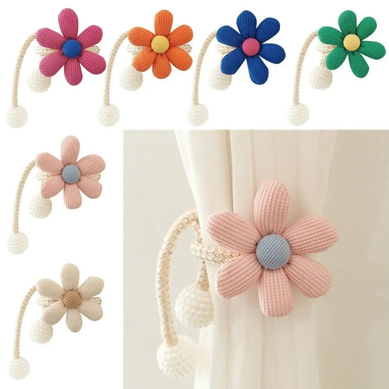Embrasse magnetique fleur coloree Florimag posee sur rideau blanc MonUniversRideau