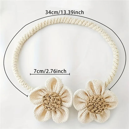 Embrasse fleur beige installee sur rideau voilage blanc MonUniversRideau