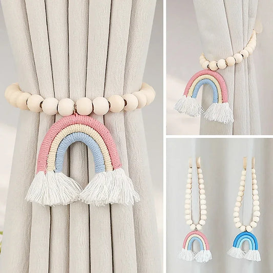 Embrasse rideau perles bois arc-en-ciel macrame Boholink posee sur rideau lin MonUniversRideau