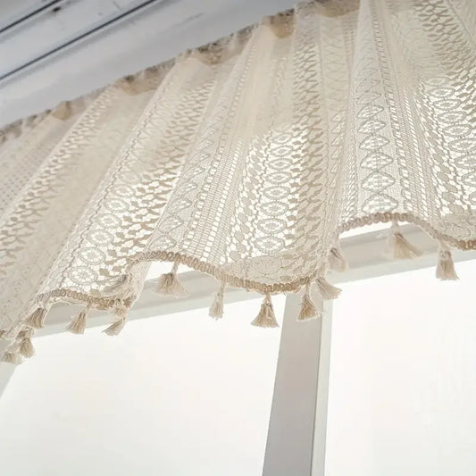 Pompons boheme brise-bise dentelle Lacelia gros plan MonUniversRideau