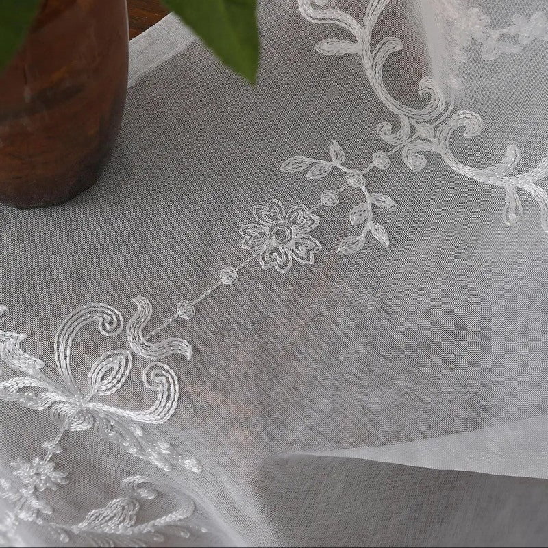 Broderies medaillons volutes baroques voilage tulle Aralea MonUniversRideau