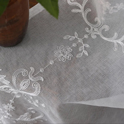 Broderies medaillons volutes baroques voilage tulle Aralea MonUniversRideau