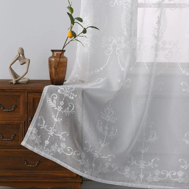 Detail broderie floral baroque voilage Aralea blanc gris MonUniversRideau