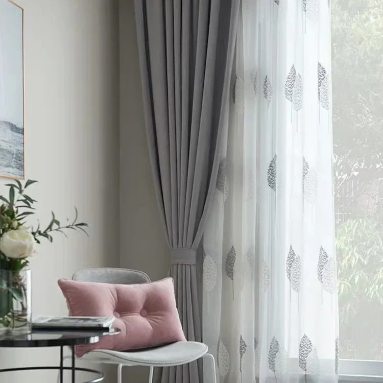 Detail broderie plumes gris argente sur tulle blanc MonUniversRideau