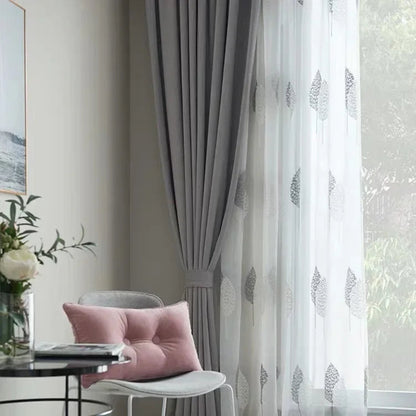 Detail broderie plumes gris argente sur tulle blanc MonUniversRideau