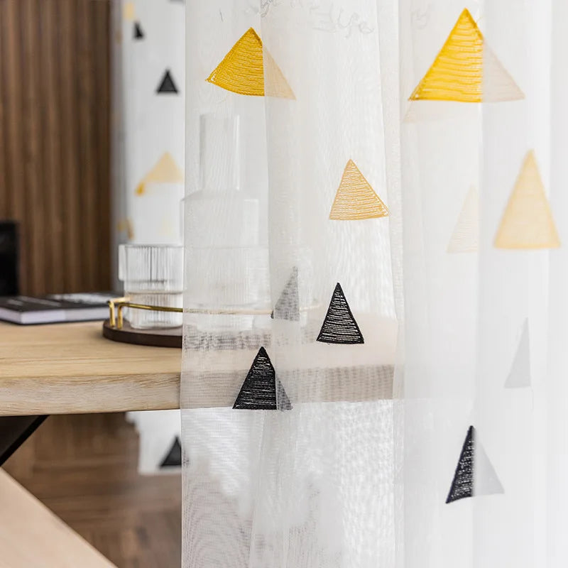 Voilage geometrique Soleria ambiance lumineuse chambre MonUniversRideau