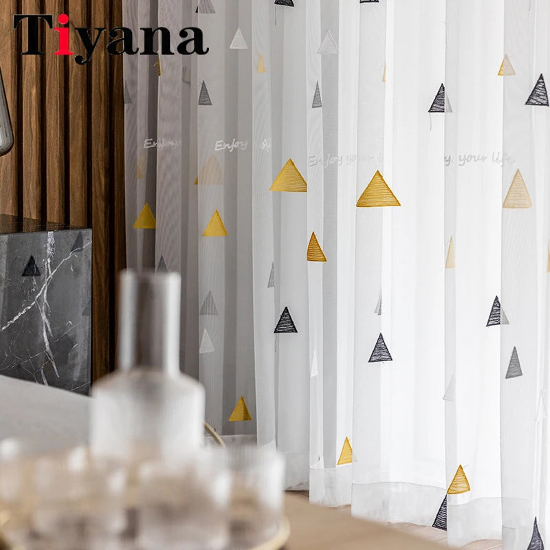 Voilage brode geometrique Soleria en salon lumiere filtree MonUniversRideau