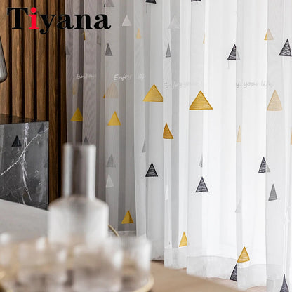 Voilage brode geometrique Soleria en salon lumiere filtree MonUniversRideau