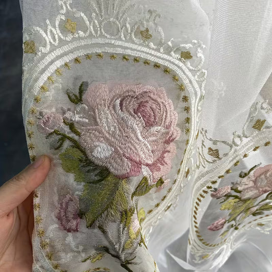 Detail broderie pivoine rose medaillon dore voilage Pivoria MonUniversRideau