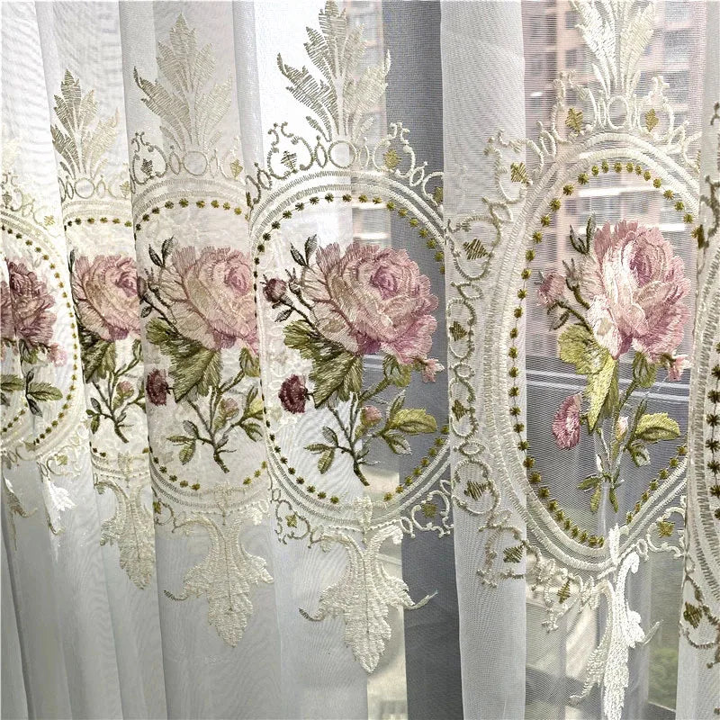 Voilage tulle brode pivoines baroque Pivoria salon MonUniversRideau