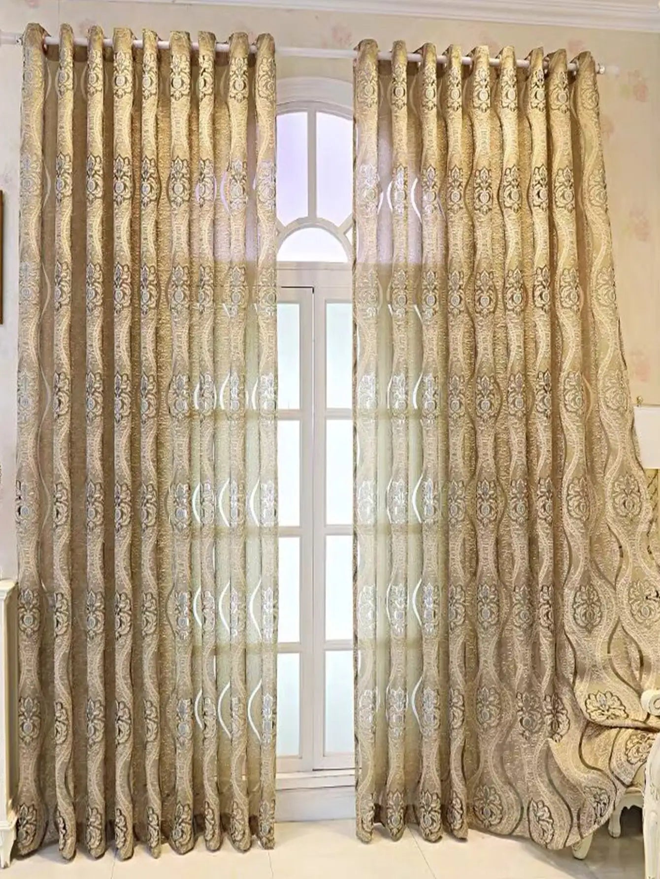Detail tissu jacquard baroque arabesques dorees MonUniversRideau